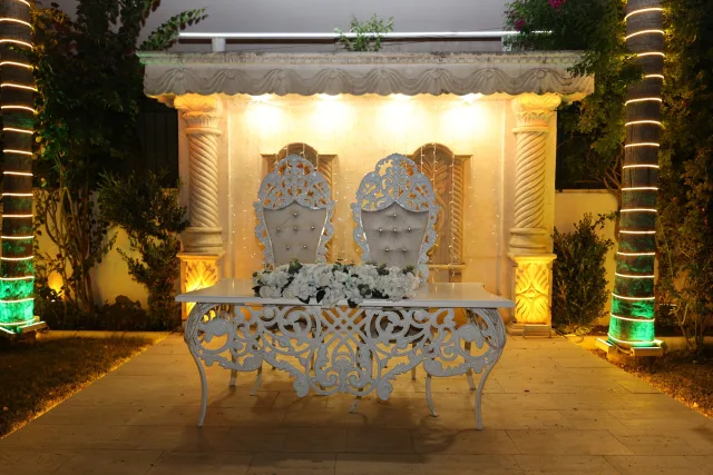Taş kemer önünde beyaz çiçekli gelin ve damat masası