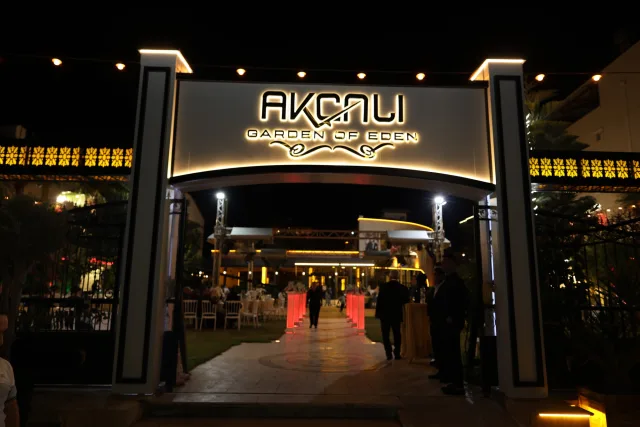 Işıklı logolu tak ve arkasında bahçe