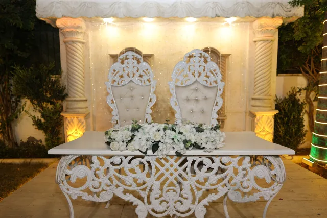 Işıklı taş kemer önünde gelin ve damat koltukları